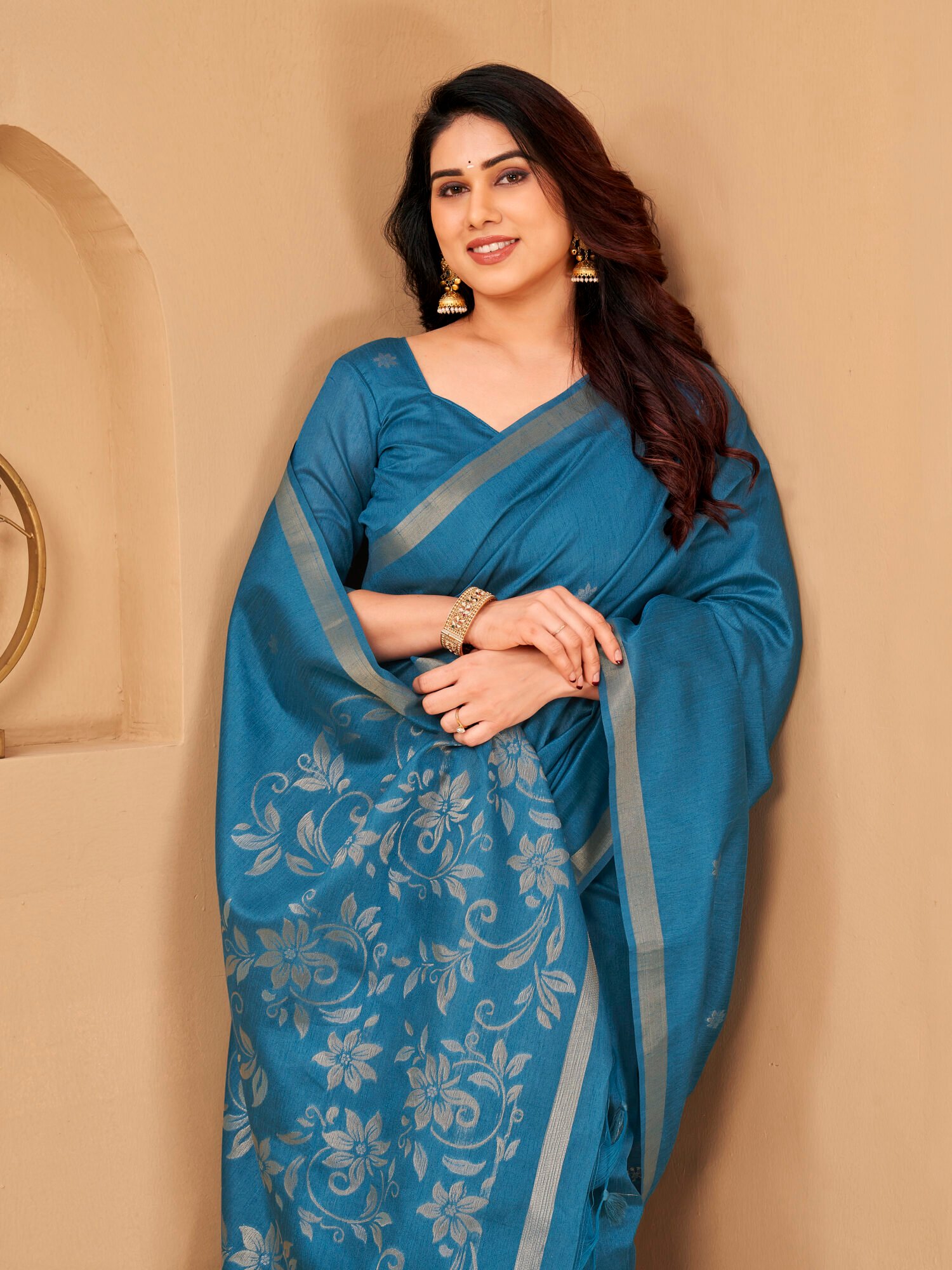 Exquisite Khadi Raw Silk Saree with Dual-Tone Zari Floral Pallu - Image 4