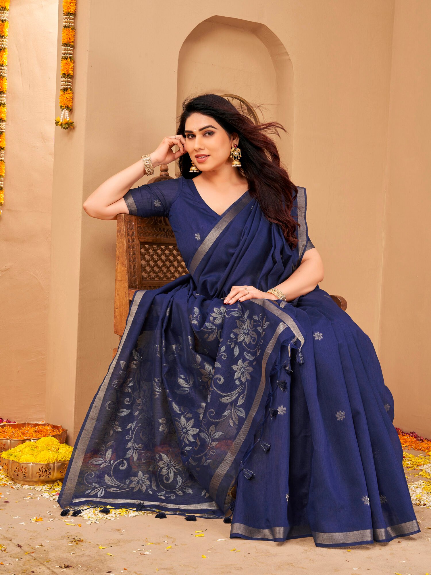 Exquisite Khadi Raw Silk Saree with Dual-Tone Zari Floral Pallu