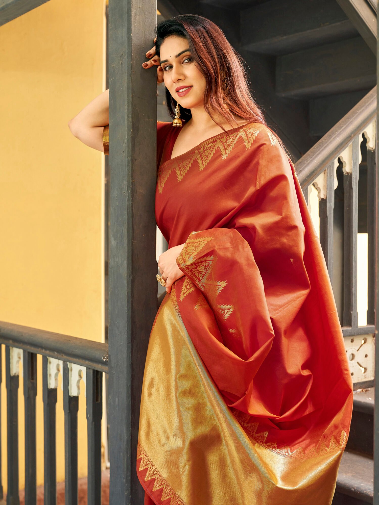 Regal Banarasi Raw Silk blend Saree with Golden Zari Pallu - Image 7