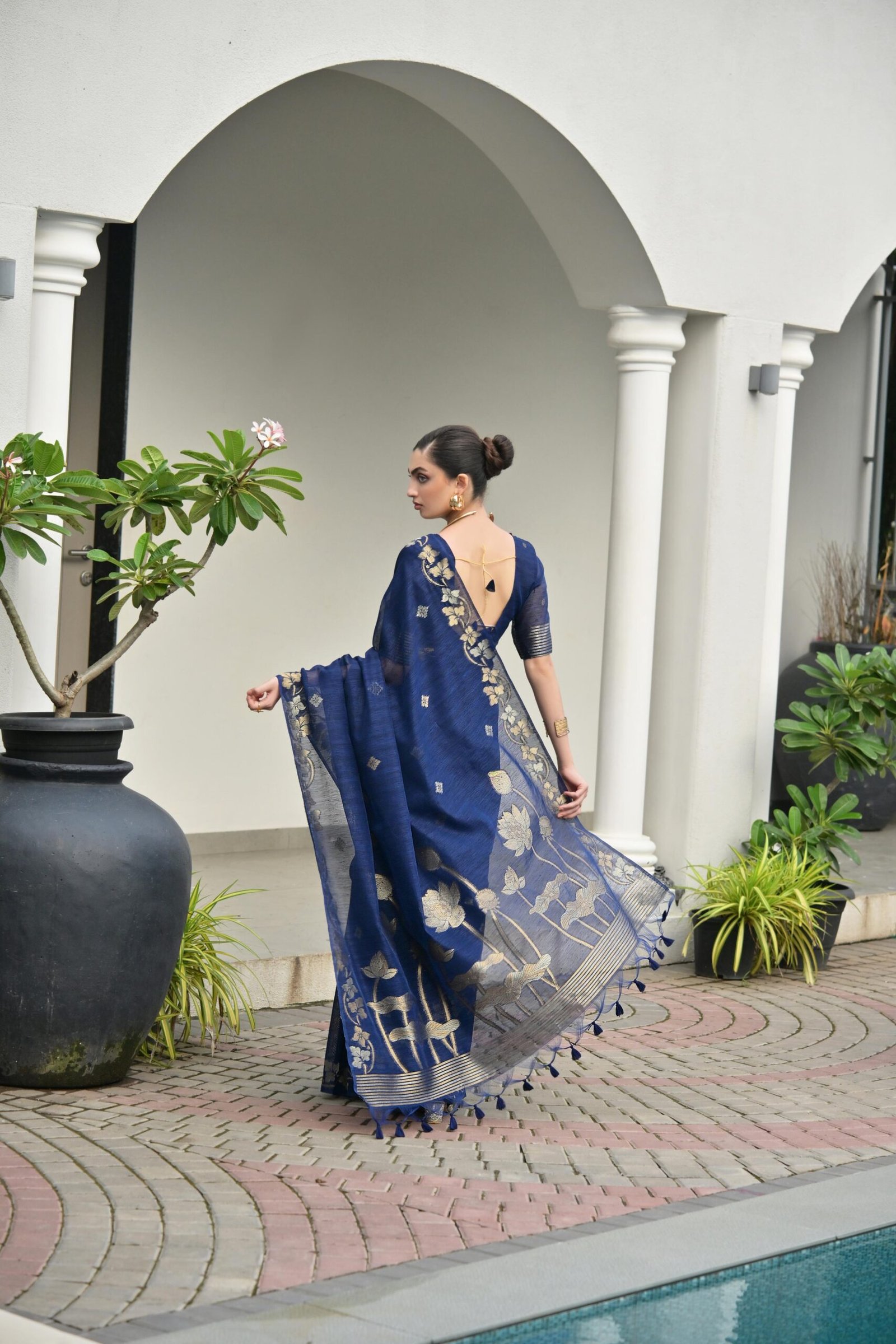 Distinctive Jute Linen Silk Saree with Double-Shaded Zari Border - Image 2