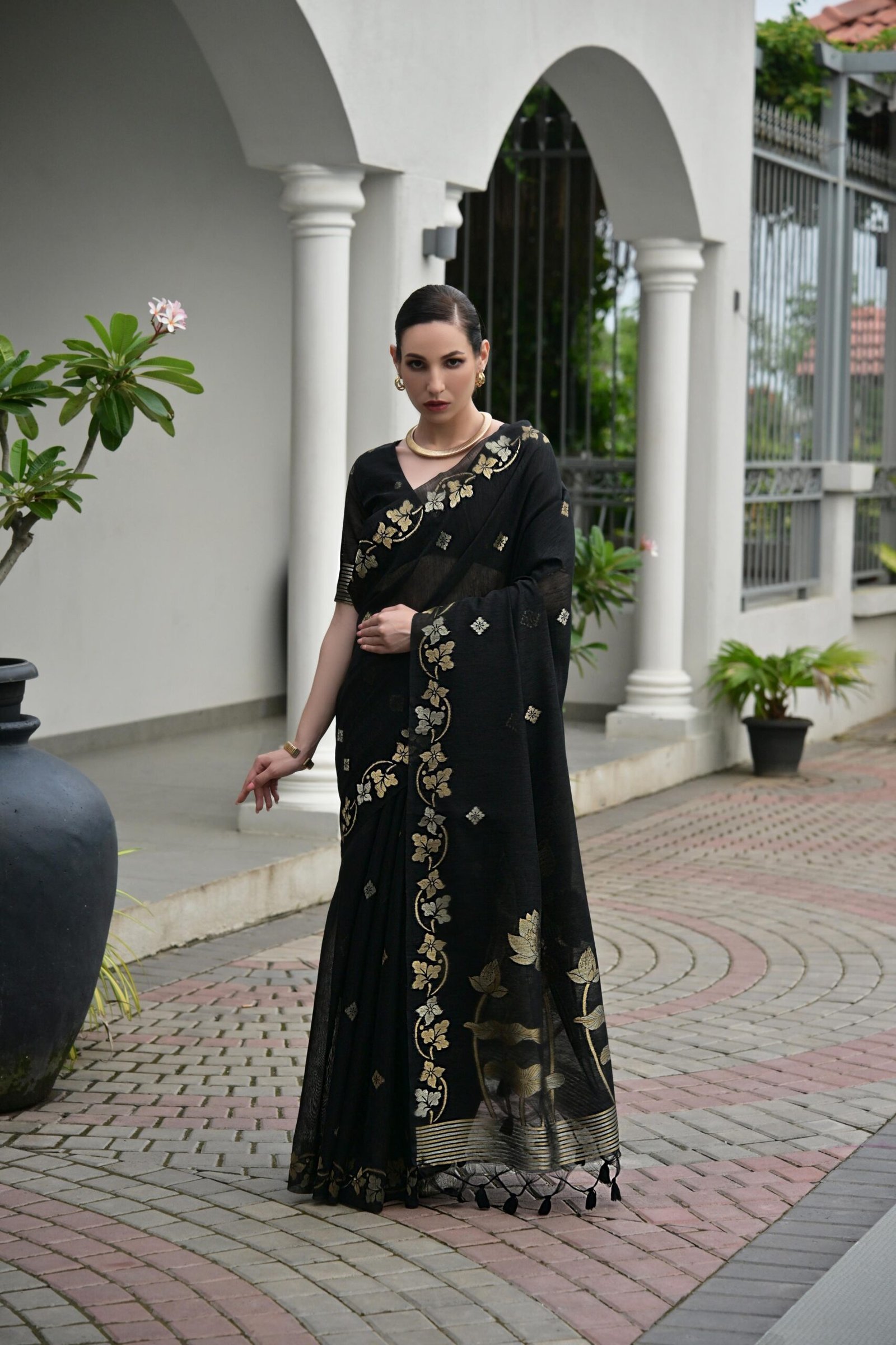 Distinctive Jute Linen Silk Saree with Double-Shaded Zari Border - Image 3