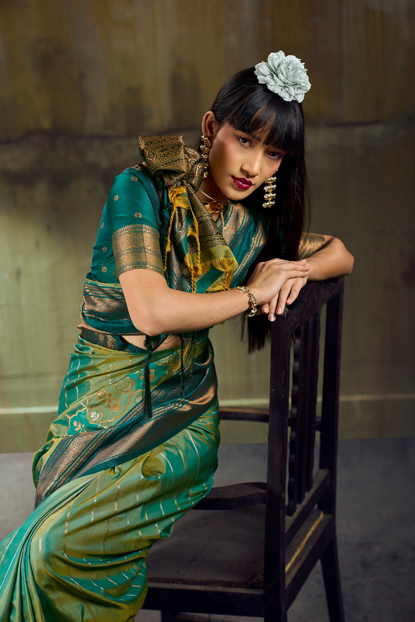 Pure Silk blend Pochampally Handloom Saree with Contrast Border & Zari Detailing