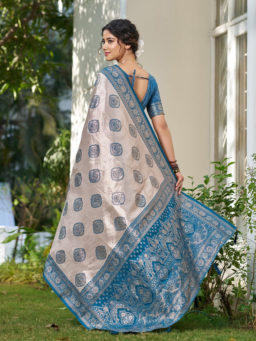 Elegant Silk Blend Saree with Rich Zari Work & Designer Pallu - Image 2