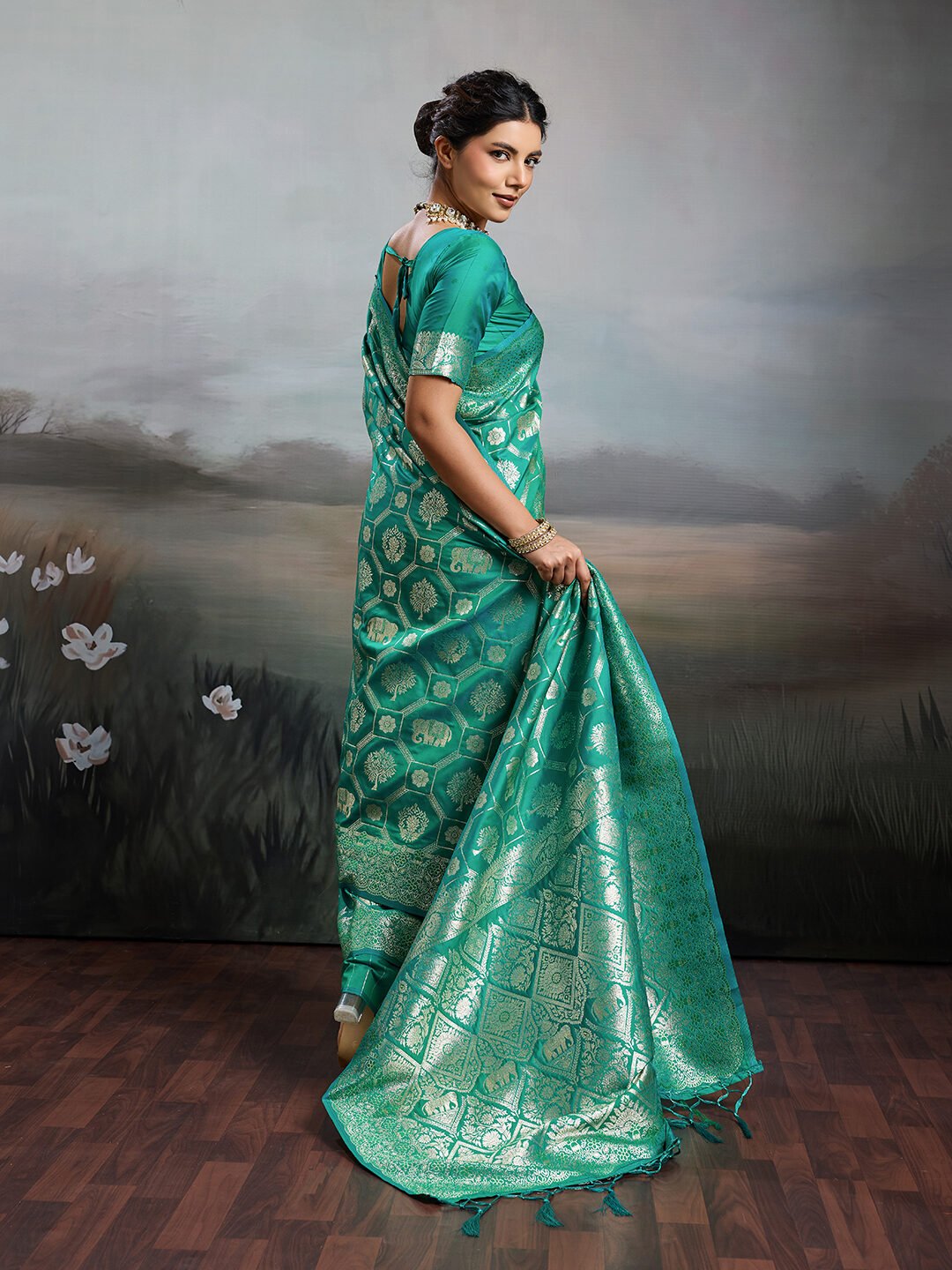 Exquisite Silk Blend Saree with Zari Work - Image 3